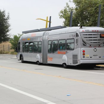 Lustvolle Brünette Babe Sara Luvv spreizt weit für großen pochenden Schlong