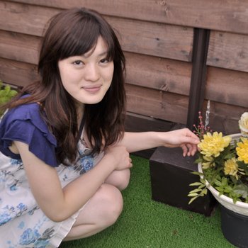 Cute Asian brunette Aki Tajima after tea in a cafe went home to the waiter for a fuck